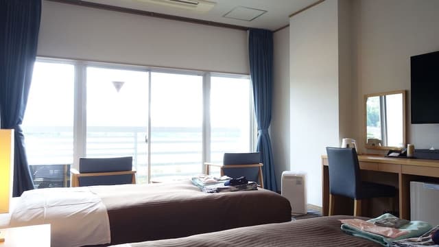 Mountain View and Lake View Western Twin Room