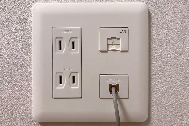 Twin Room, Smoking