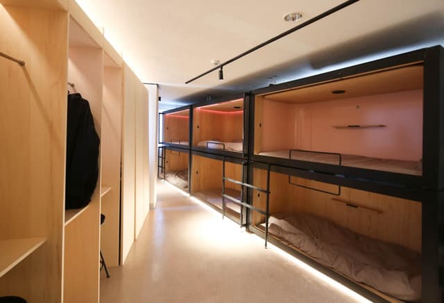 Single Capsule in Mixed Room