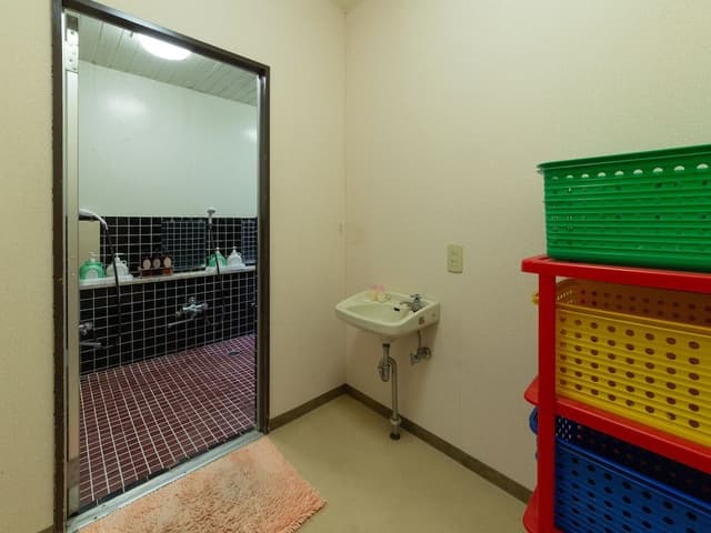 Western Room with Shared Washroom - Single (Smoking)
