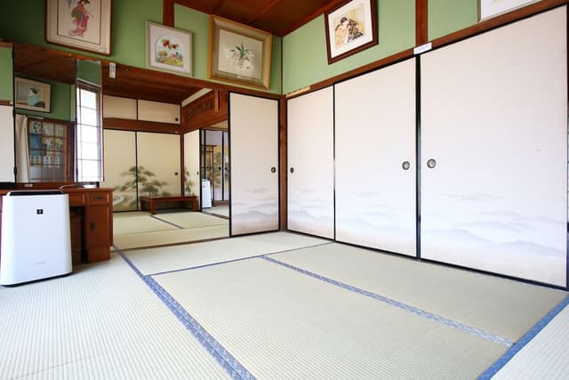 Japanese Room 6 tatami, Shared Bathroom