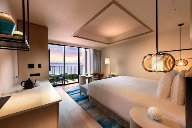 KING DELUXE ROOM PORT VIEW