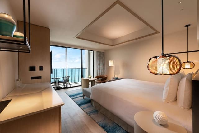KING EXECUTIVE ROOM PORT VIEW
