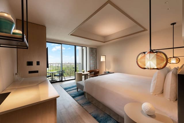 KING DELUXE ROOM PORT VIEW