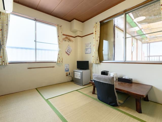 Japanese Room- Single Occupancy with Shared Washroom (Non Smoking) No co-sleeping allowed