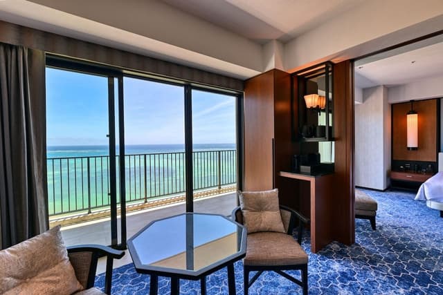 Deluxe Corner Suite Twin, No Smoking (w/ Club Lounge&VIP Pool Bar Access, Additional children fee)