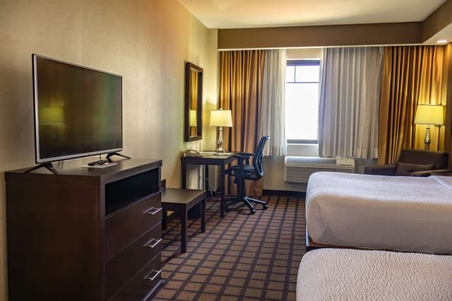 2 Queen Beds, Non-Smoking, 42 Inch Lcd Television, High Speed Net, Iphone Ipod Station, Microwave, Refrigerator, Full Breakfast