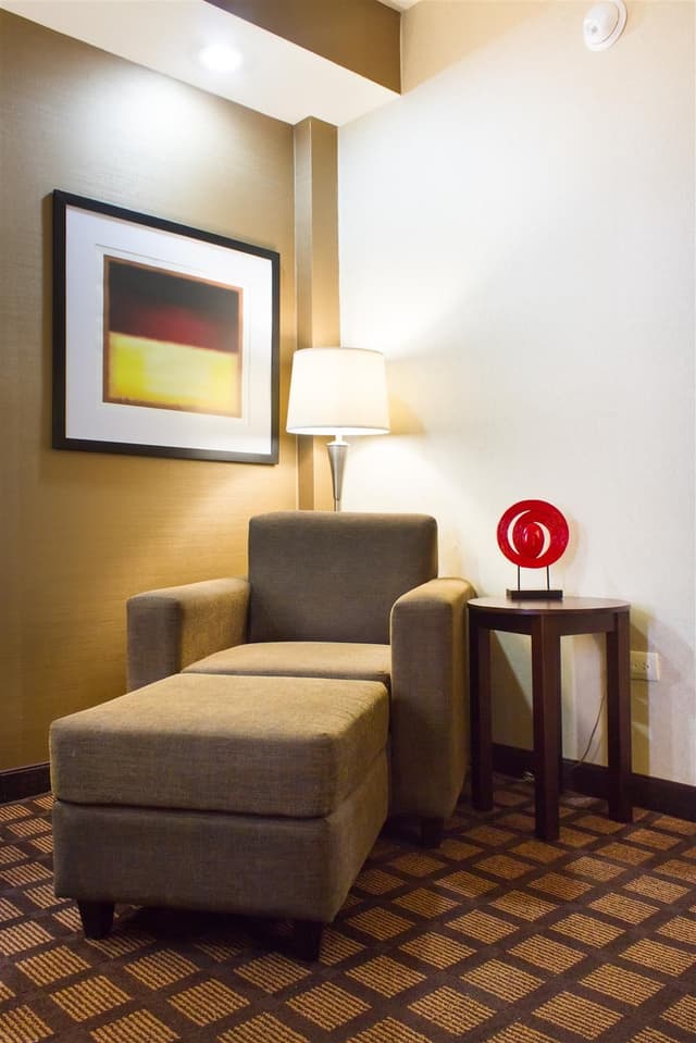 1 King Bed, Non-Smoking, 42 Inch Lcd Television, High Speed Net, Iphone Ipod Station, Microwave, Refrigerator, Full Breakfast