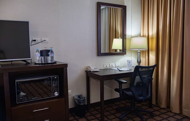 1 King Bed, Non-Smoking, 42 Inch Lcd Television, High Speed Net, Iphone Ipod Station, Microwave, Refrigerator, Full Breakfast