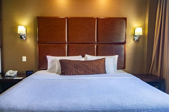 Suite-1 King Bed, Non-Smoking, Sofabed, 42 Inch Lcd Television, Iphone Ipod Station, High Speed Internet Access, Microwave, Full Breakfast
