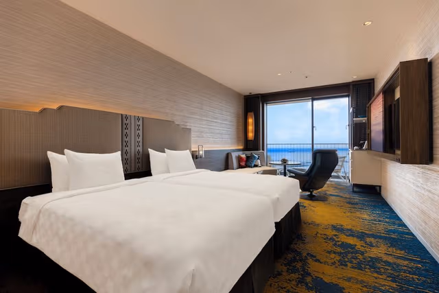 Deluxe Hollywood Twin Room, Non Smoking (With Club Pool & Lounge Access)