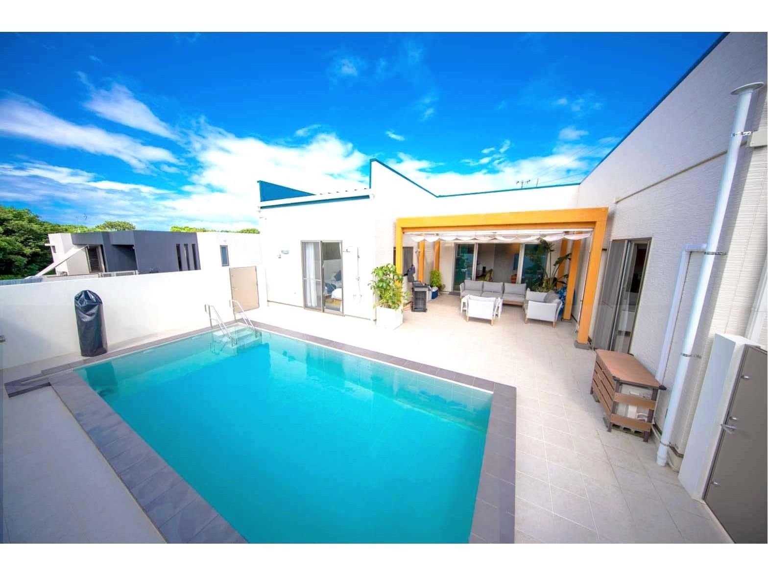 ชูราอูมิ วิลเลจ พูล แอนด์ เทอเรซ (Churaumi Village Pool and Terrace)0