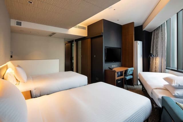 Corner Twin - 3 Person (Credit Cards Only)
