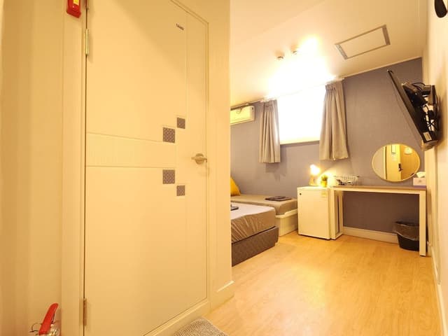 Triple Room 1 Queen, 1 Single