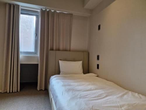 Twin Bedroom with Window