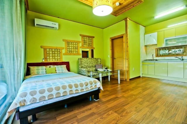 Room (iseul)