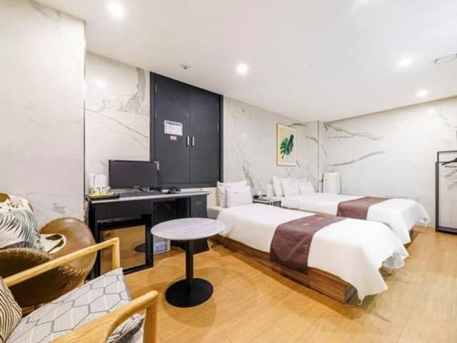 Suite Twin - Check-In Mon-Thu 6 PM, Fri-Sat 10 PM, Sun 7 PM