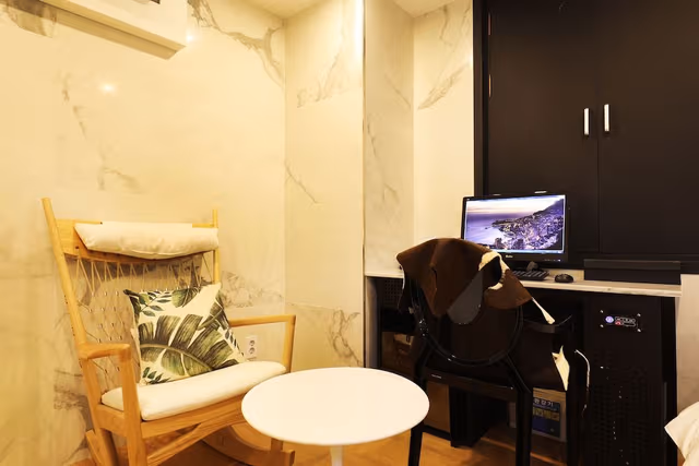 Room (Sweet, Check-in: Fri&Sun 8 PM, Sat 10 PM)
