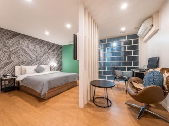 Suite - Check-In Mon-Thu 6 PM, Fri-Sat 10 PM, Sun 7 PM