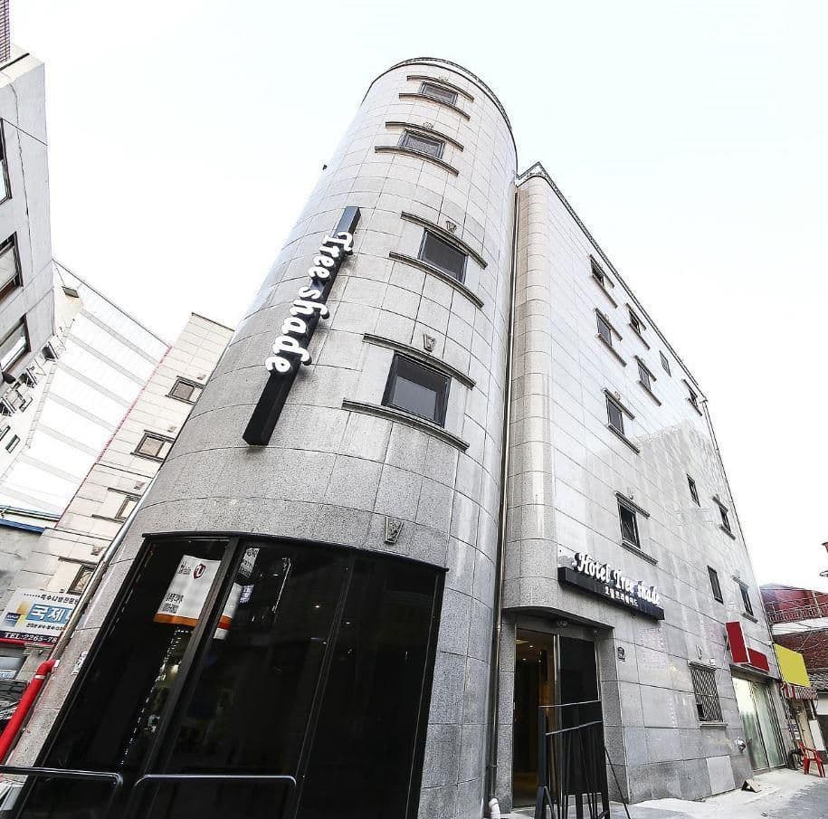 โรงแรมทรี เชด โรงแรมทรี เชด