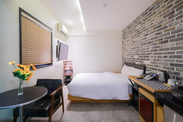 Deluxe - Check-In Mon-Thu 7PM, Fri-Sun 8PM, No Parking