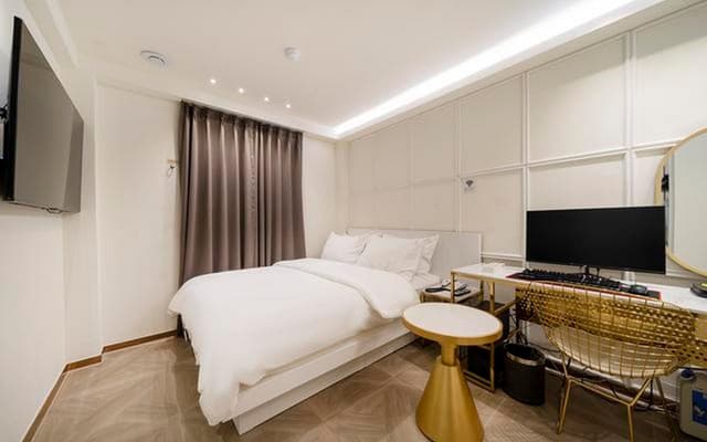 Suite - Check-In Sun-Fri 6PM, Sat 10PM