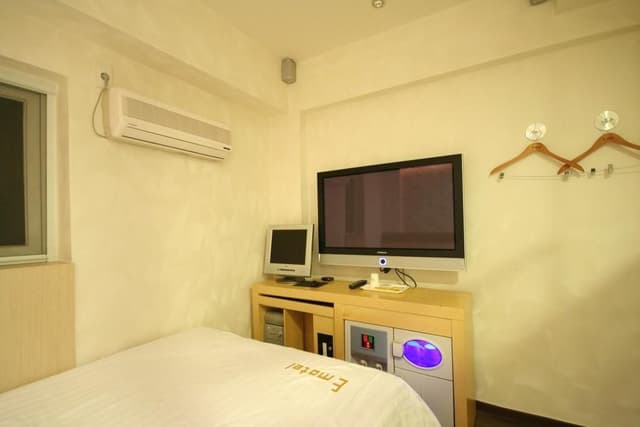 Mini Room - No Parking Included