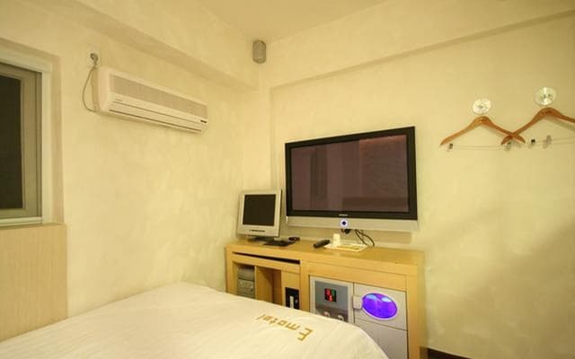 Mini Room - No Parking Included