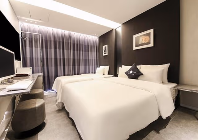 Random Room - Check-In 10:00 p.m.