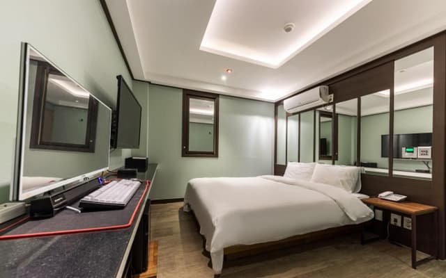 Gaming 1PC Room - Check-In Mon-Fri 6PM, Sat-Sun and Holiday 8PM