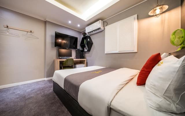 Deluxe - 1 Queen Bed