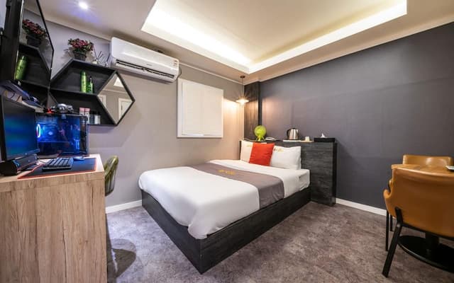 Deluxe - 1 Queen Bed