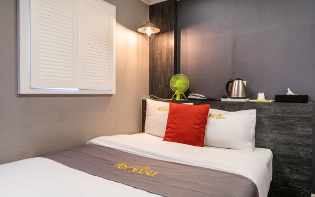 Deluxe - 1 Queen Bed
