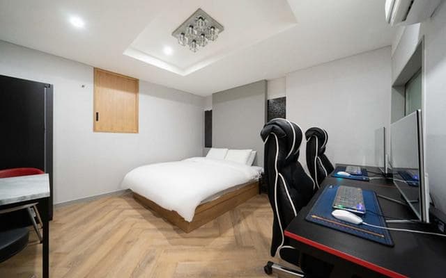 Couple Room - 2 High Specification PCs, Check-In Mon-Thu 6PM, Fri-Sun, Holiday 8PM