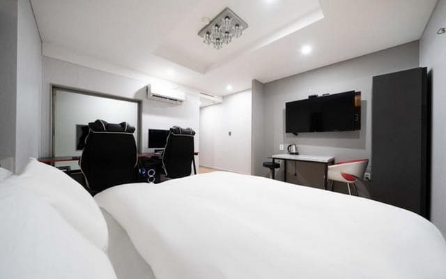 Couple Room - 2 High Specification PCs, Check-In Mon-Thu 6PM, Fri-Sun, Holiday 8PM