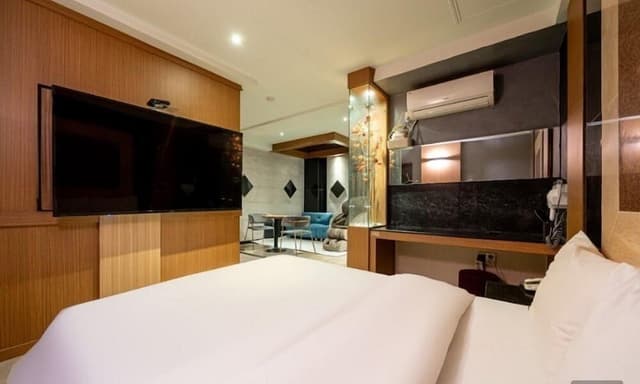 Family Suite (Check-In Weekday 5PM, Weekend 7PM)