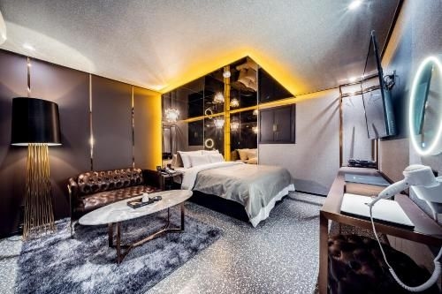 เดอะ เกรย์ โฮเทล (The Gray Hotel)3
