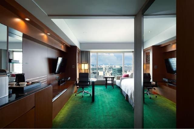 1 King Classic Club Lounge Access