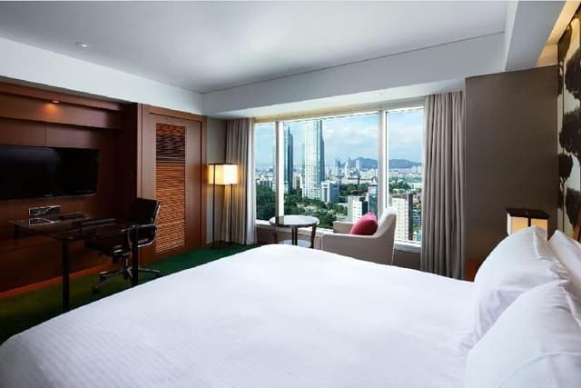 1 King Classic Club Lounge Access