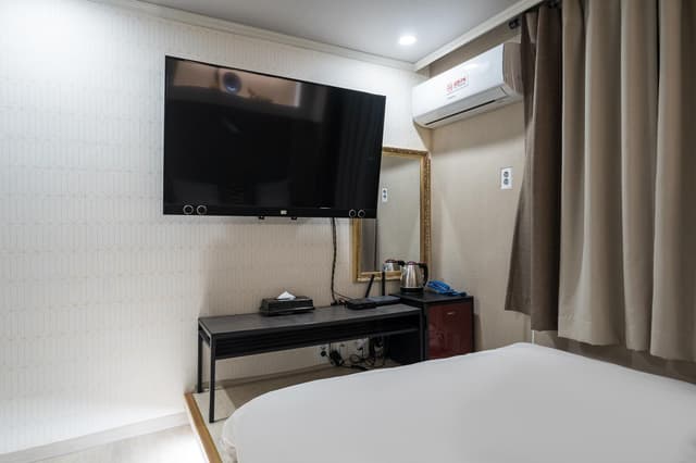 Deluxe - Walk-in only (Netflix available)