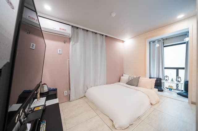 Deluxe - Walk-in only (Netflix available)