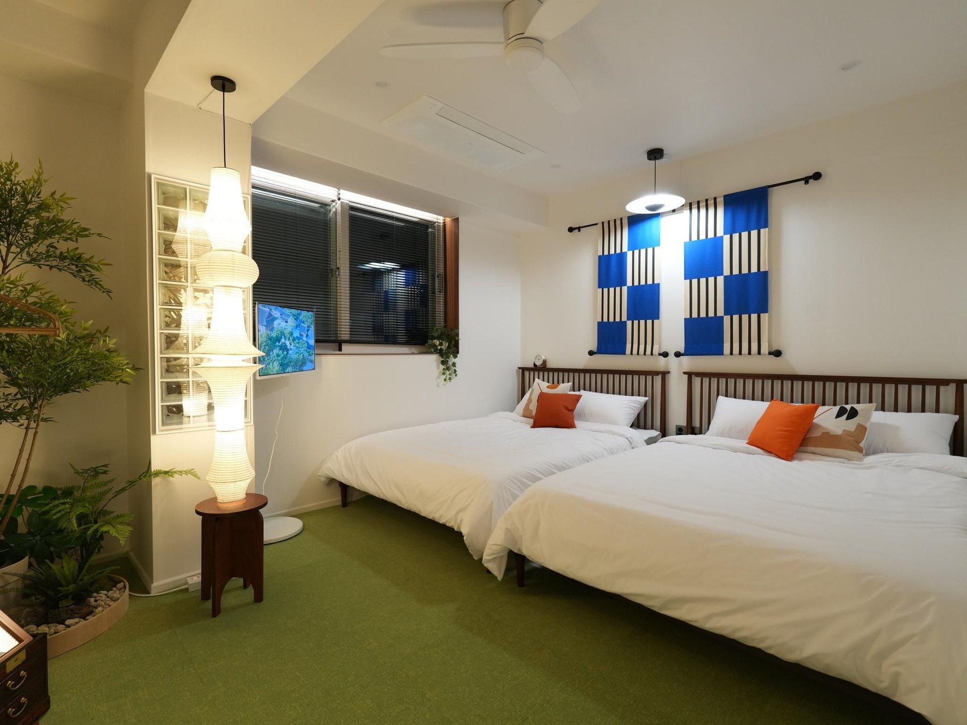 15 mins from Myeongdong, 15 mins from Hongik University Station3