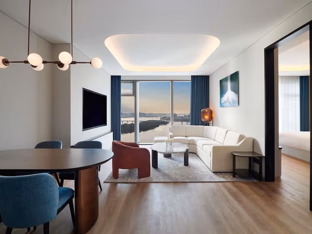Premier Suite, 1 King Bed, River View