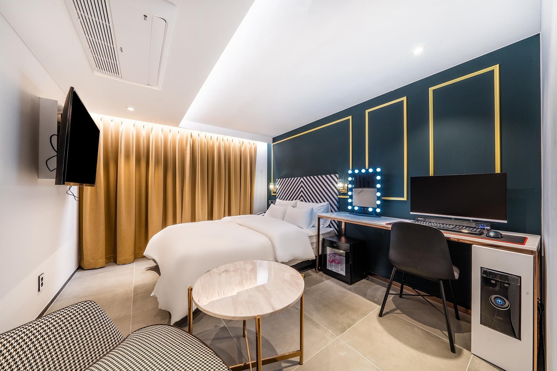 จงโร โฮเทล ลาบูม (Jongro Hotel Laboum)1