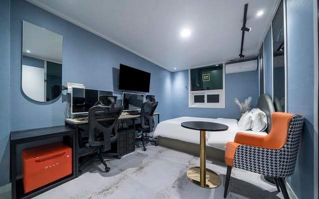 Couple PC Room - No Parking Included
