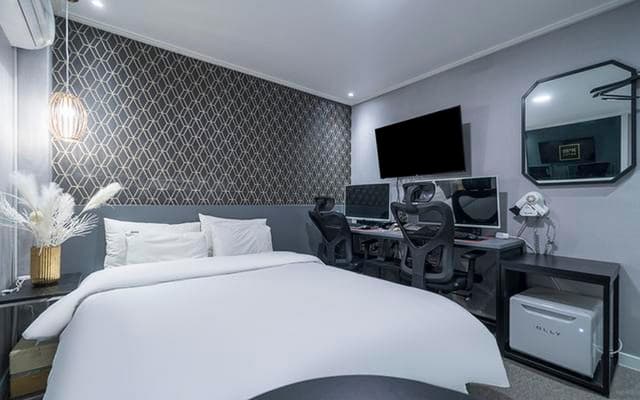 Couple PC Room - No Parking Included