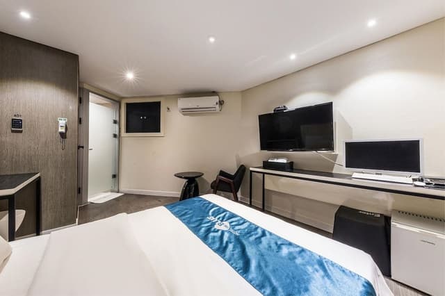 Deluxe Room, 1 Queen Bed, Smoking, Bathtub