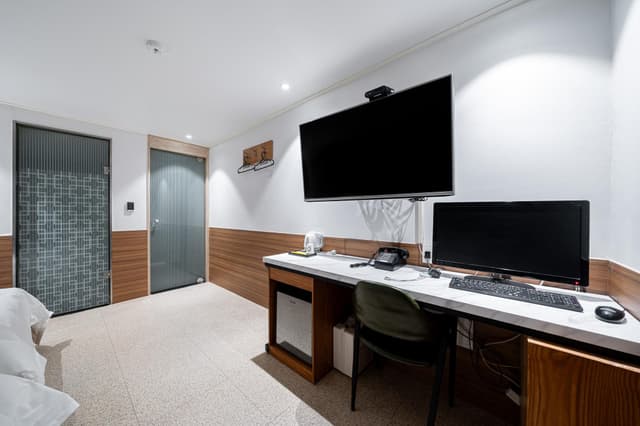 Suite Family Room