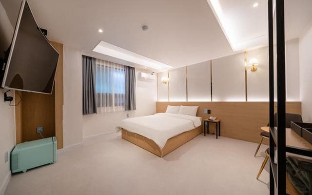 Signature Suite B - 65 inch Cinema TV Included