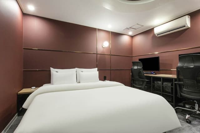 Deluxe Room (Gaming 2PC)